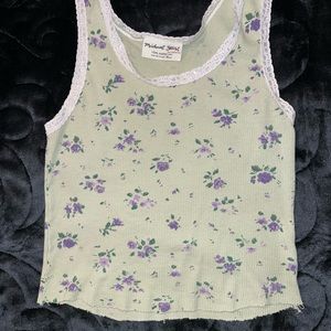 green floral cropped top with delicate lace border 🌿🌿